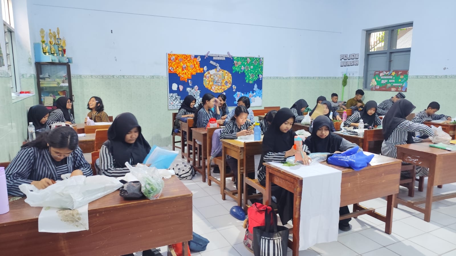Kegiatan Rutin Extra Seni Lukis