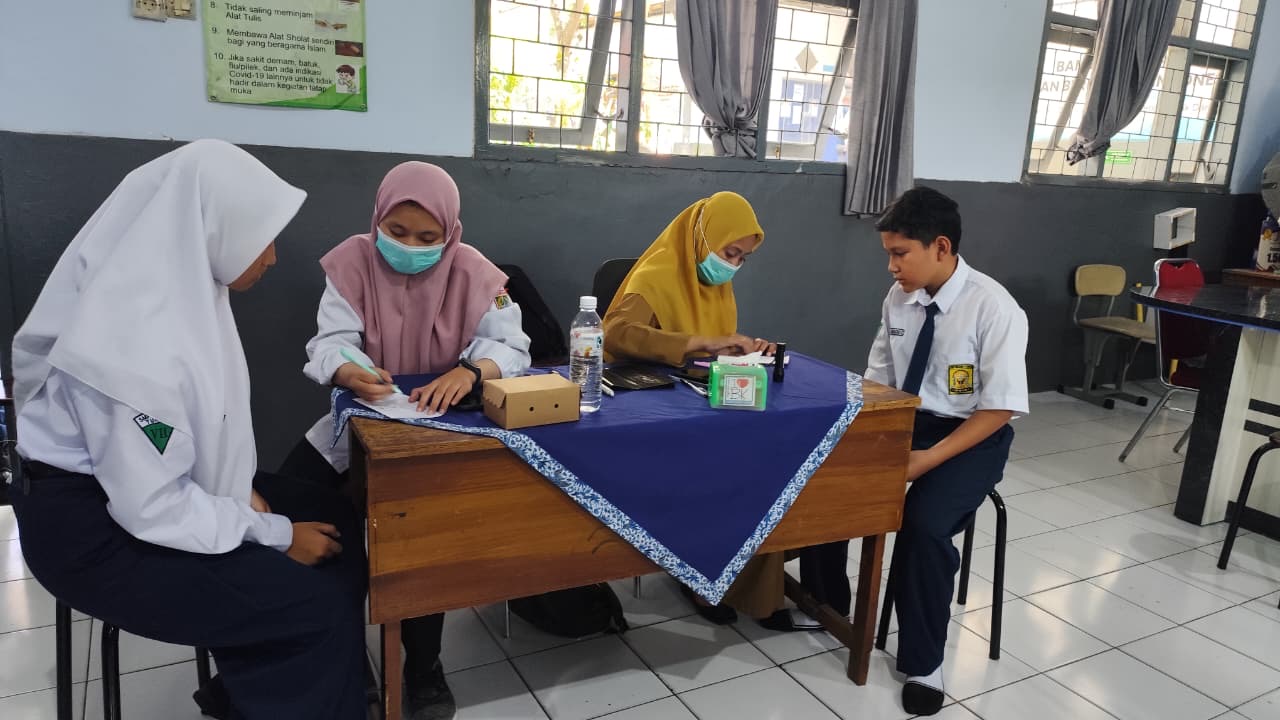 Tingkatkan Kesehatan Siswa, Puskesmas Turen Gelar Skrining Kesehatan Berkala di SMP Negeri 1 Turen